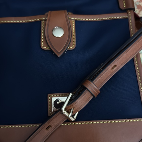 Dooney & Burke | Wayfarer Letter Carrier in navy. Like New crossbody A00177 - Picture 2 of 11